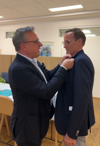 Uittredende voorzitter Jörg Mascherrek geeft de fakkel door aan intredende voorzitter Dietmar Simon