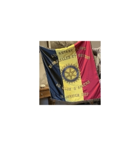 Restauration du drapeau historique (15-01-1927) du Club, grâce à Cathy Saeys